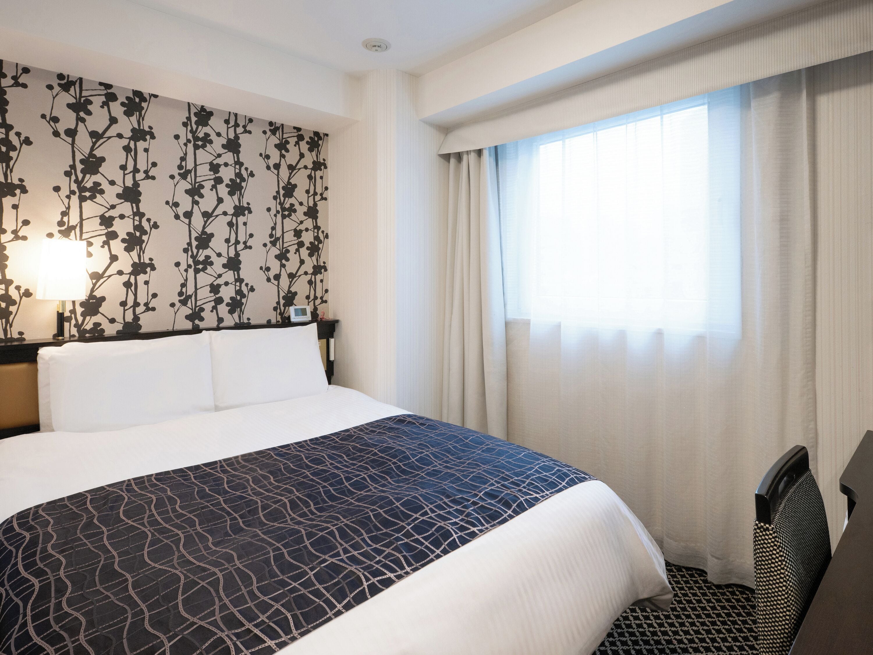 高級寝具、羽毛の掛け布団、デスク、遮光カーテン