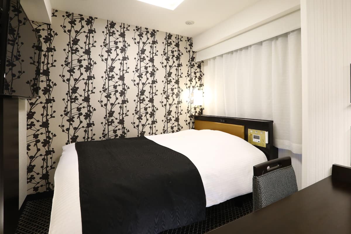 Luxe beddengoed, donzen dekbedden, een bureau, verduisterende gordijnen