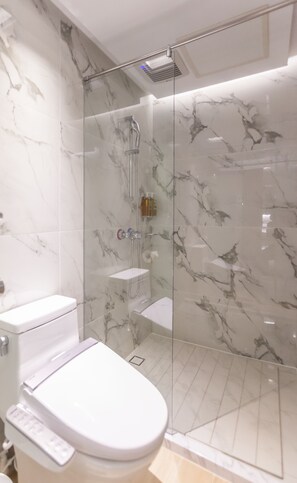 Een douche, een haardroger, pantoffels, een bidet