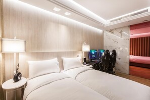 Kamar Twin Basic | Seprai premium, bantalan ekstra lembut, minibar gratis, dan brankas