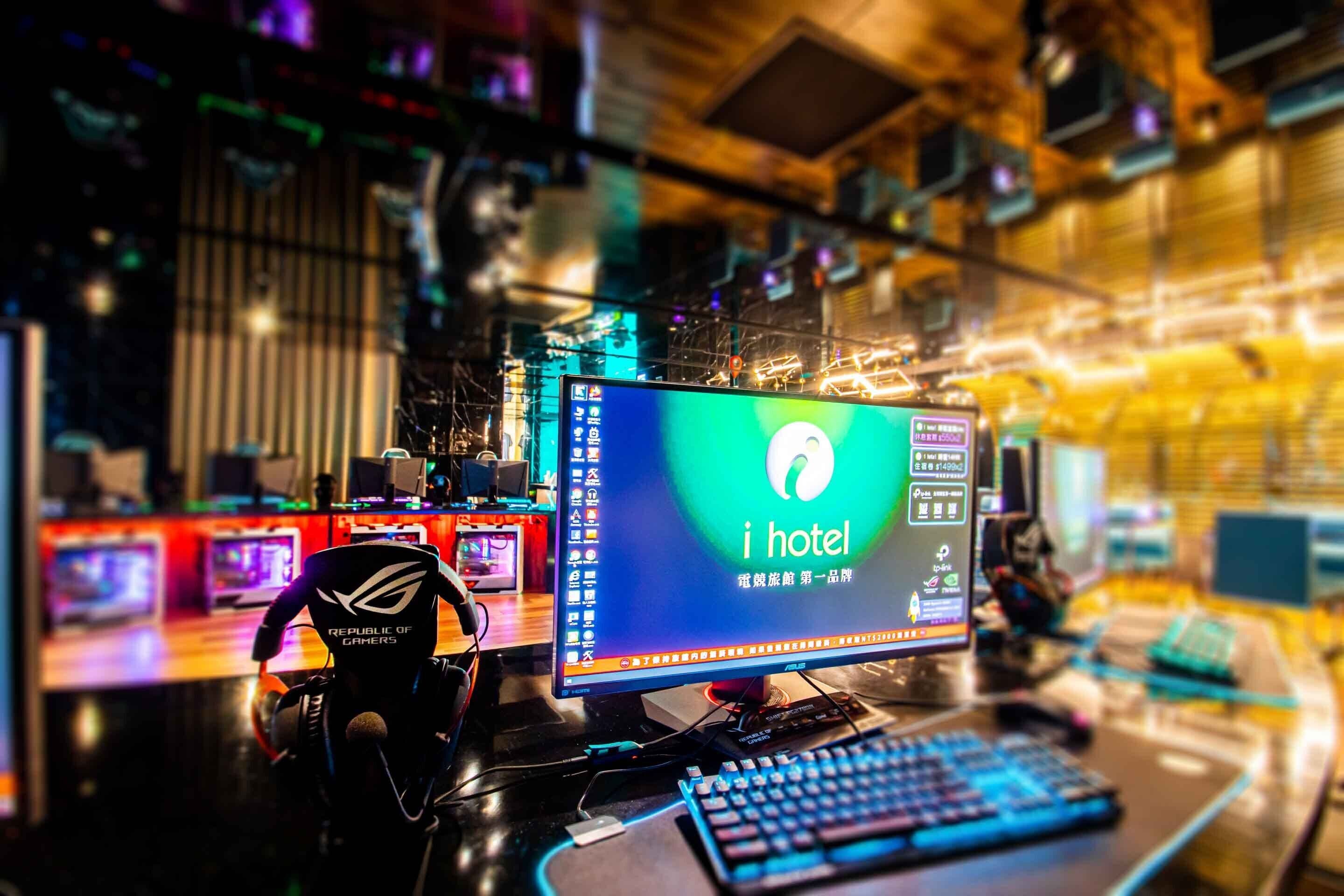 En speluppställning med en skärm som visar texten ”i hotel” och ett tangentbord.