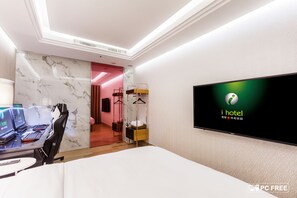 Double Room | Premium bedding, pillowtop beds, free minibar, in-room safe