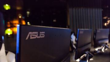 Una fila de monitores de computador ASUS en exhibición.