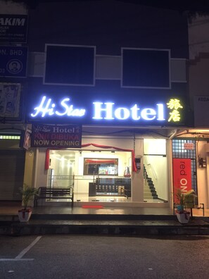 Front of property – evening/night - Hi Star Hotel (Sitiawan)