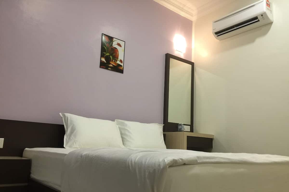 Standard King | Desk, iron/ironing board (on request), WiFi (free), bed sheets