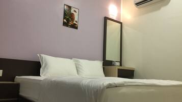 Standard King | Desk, iron/ironing board, rollaway beds, free WiFi