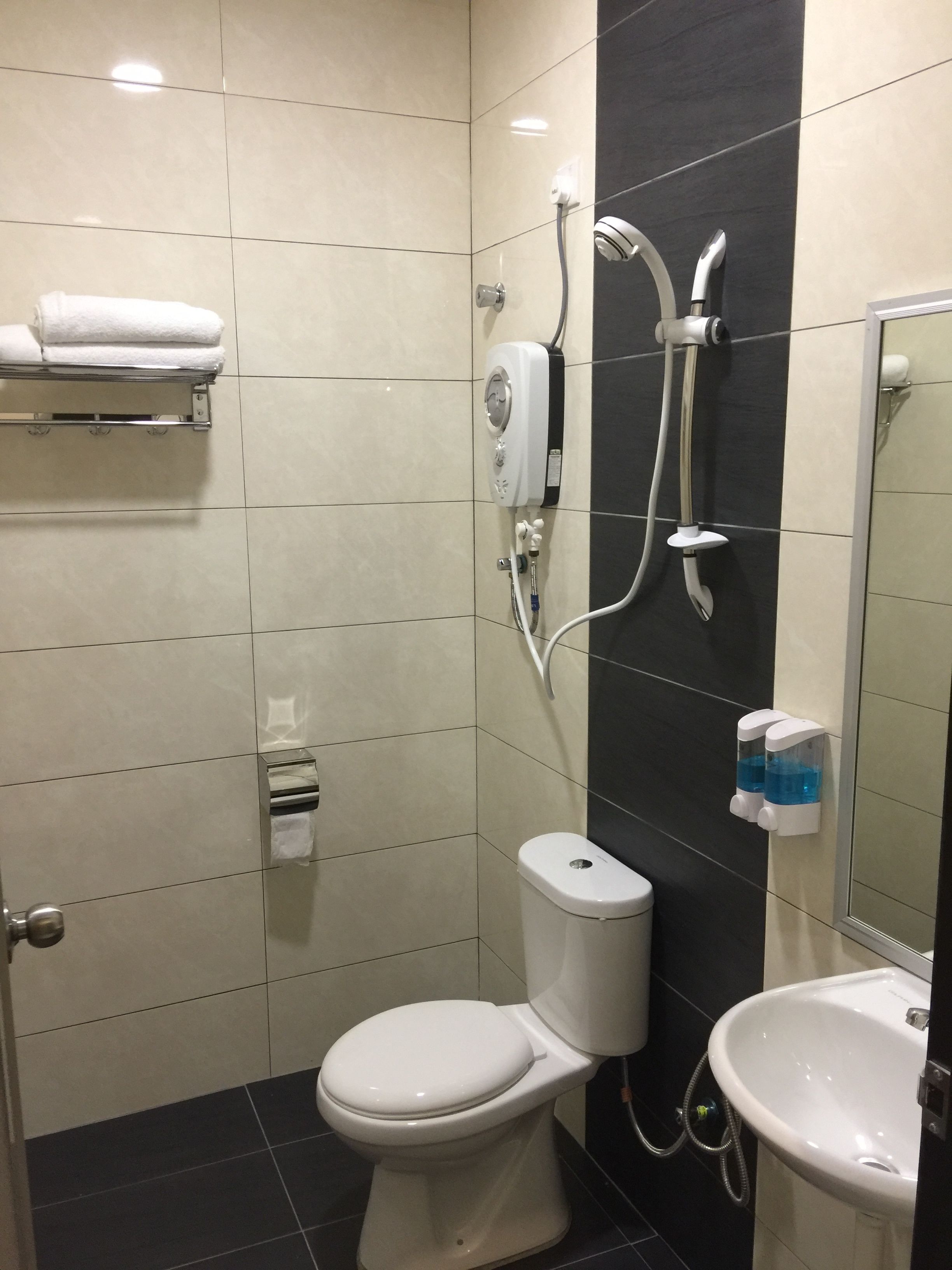 standard king | bathroom | shower, free toiletries, hair dryer, towels