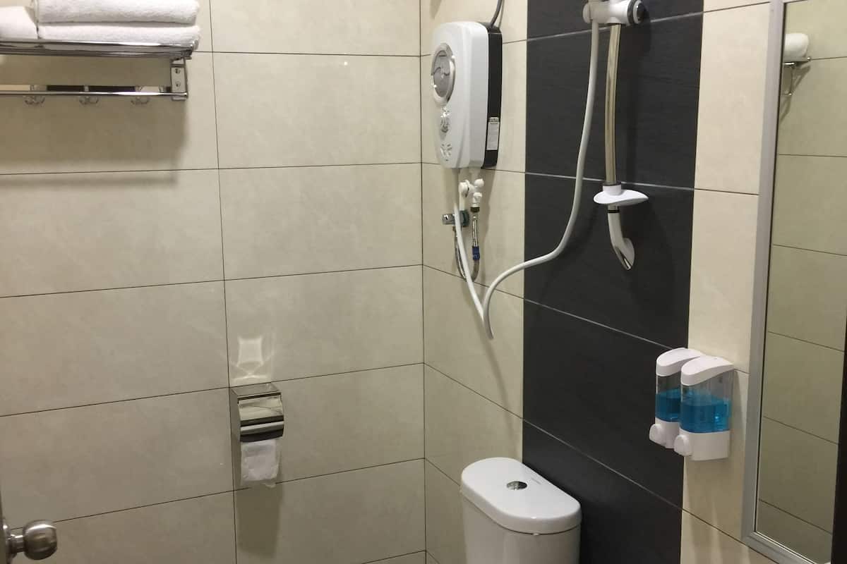 standard king | bathroom | shower, free toiletries, hair dryer, towels