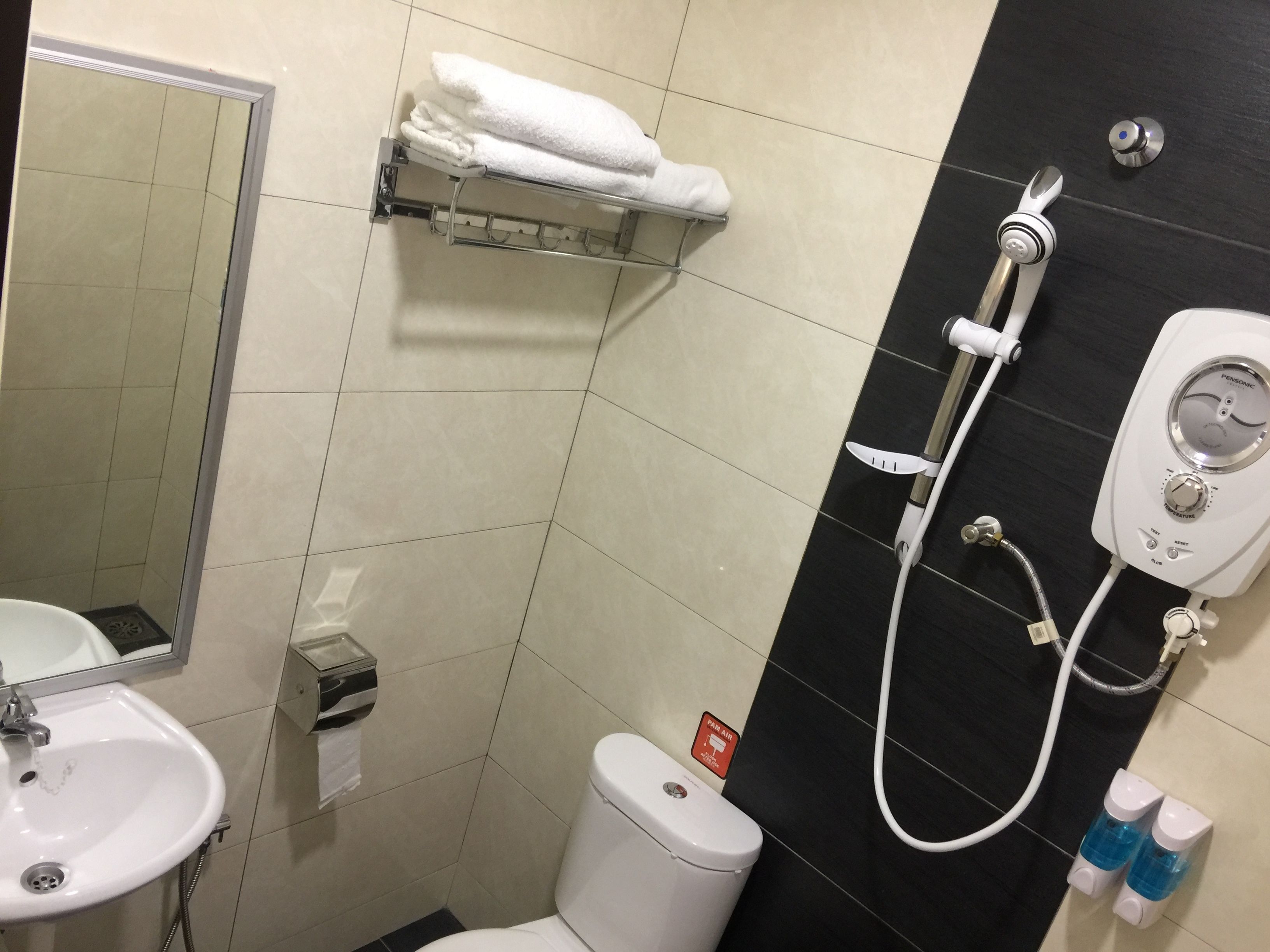 standard queen | bathroom | shower, free toiletries, hair dryer, towels