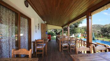 Sarapan dan makan malam dihidangkan