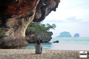 On the beach - Rapala Rock Wood Resort (Krabi)