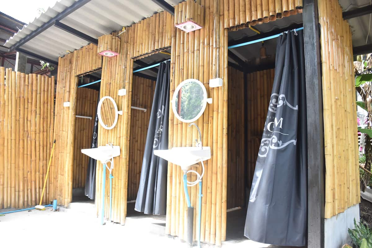 Double Room with Fan and Shared Bathroom | Bathroom