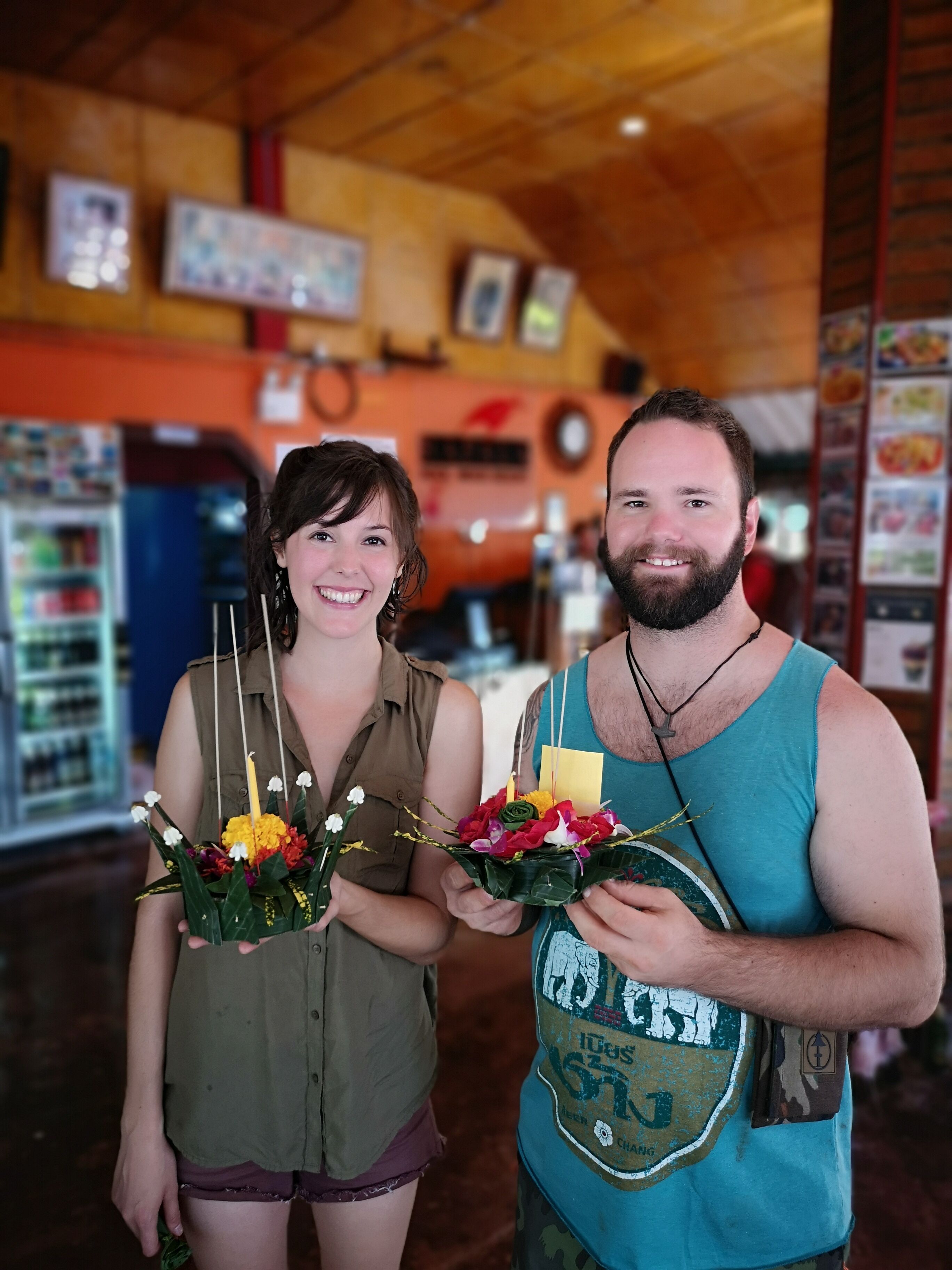 Una persona sostiene un ramo de flores y una tarjeta.