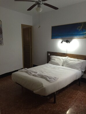Quarto casal ou duplo básico, 1 quarto | Berços (sobretaxa), Wi-Fi de cortesia