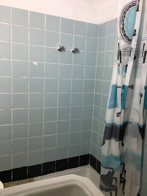 Basic Double or Twin Room, 1 Bedroom | Bathroom shower - Hostal Macaya (Tossa de Mar)