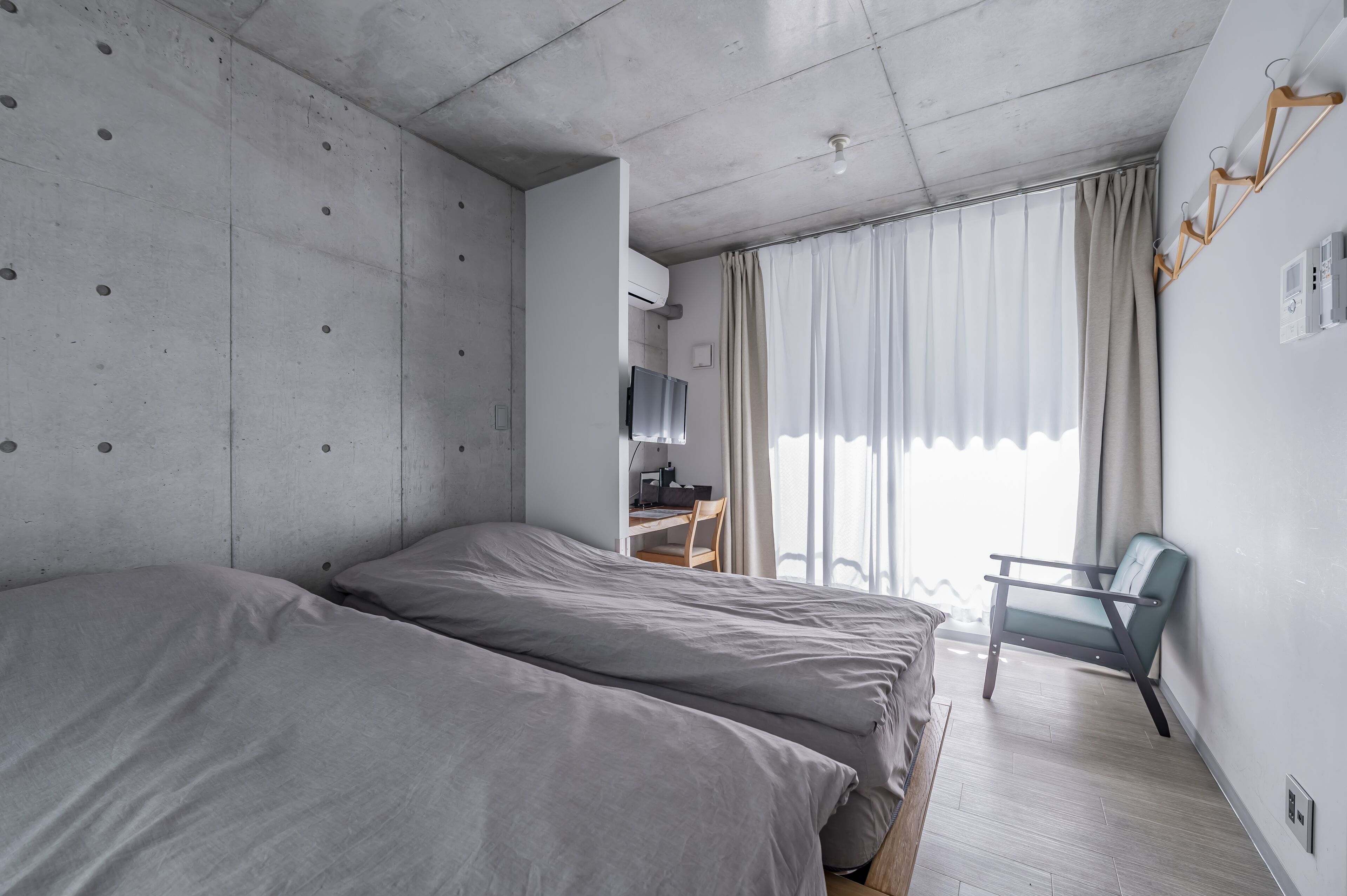 Escritorio, espacio para trabajar con laptop y cortinas blackout 