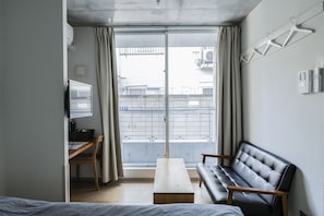 Kamar Double Ekonomi, 1 Tempat Tidur Double, Bebas Asap Rokok, bathtub | Meja kerja, ruang kerja ramah laptop, dan tirai kedap cahaya