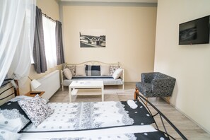 Deluxe Triple Room, Private Bathroom | Kalis bunyi, Wi-fi percuma