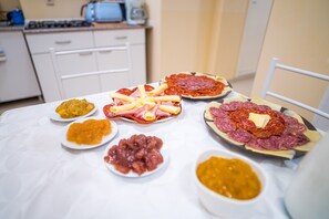 Deluxe Triple Room, Private Bathroom | Bufet sarapan | Sarapan bufet setiap hari (EUR 2 seorang)