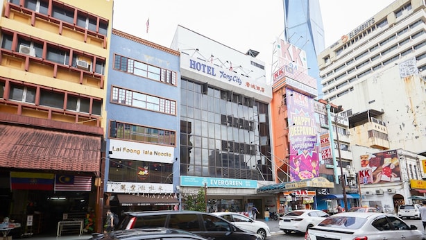 A multi-story building with a prominent sign for HOTEL 7ENG City. - Tang City Hotel, Petaling Street, Merdeka PNB 118 Tower (Kuala Lumpur)