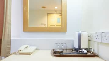 1 bedroom, premium bedding, in-room safe, desk