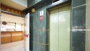 An elevator with a sign indicating it is floor 1. - Tang City Hotel, Petaling Street, Merdeka PNB 118 Tower (Kuala Lumpur)