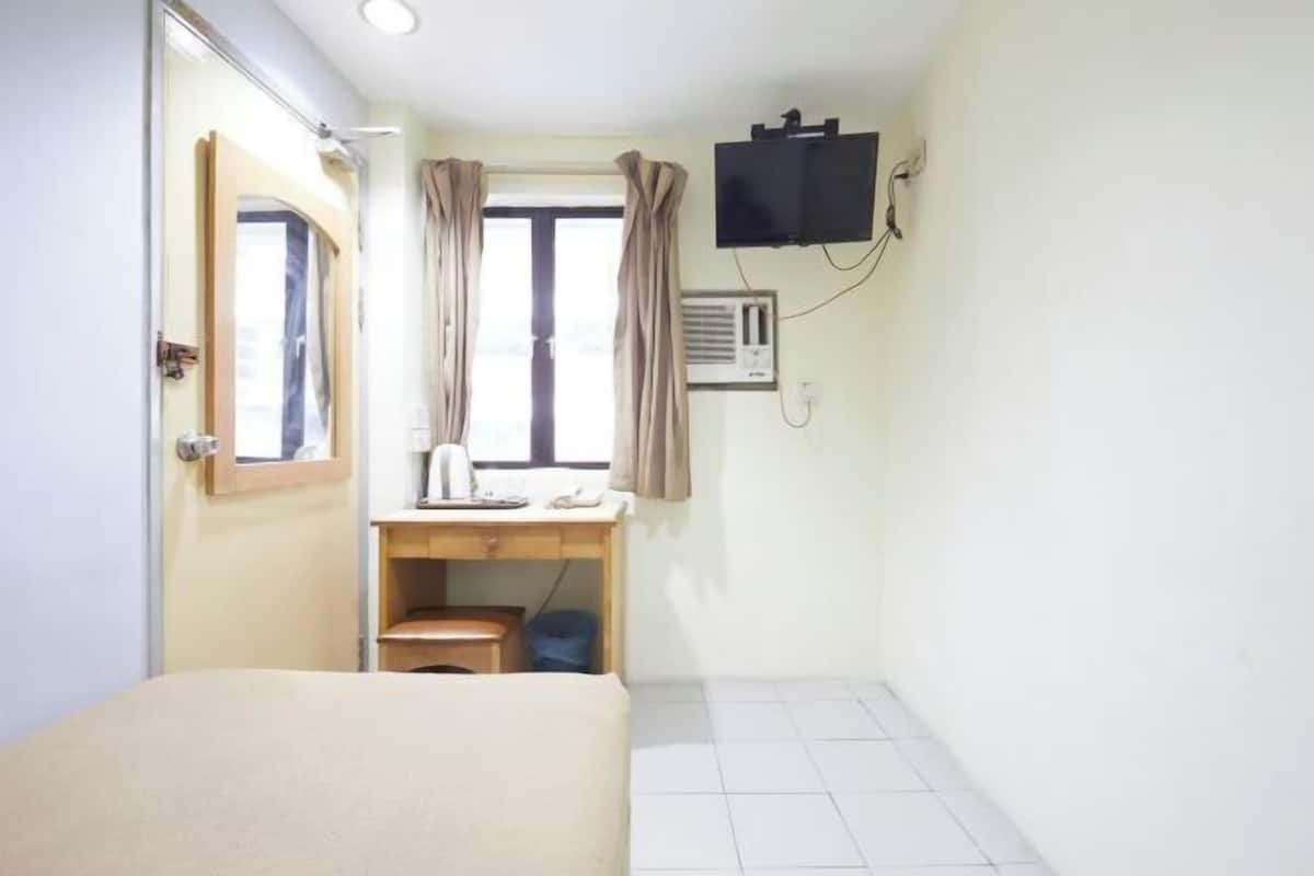 1 bedroom, premium bedding, in-room safe, desk