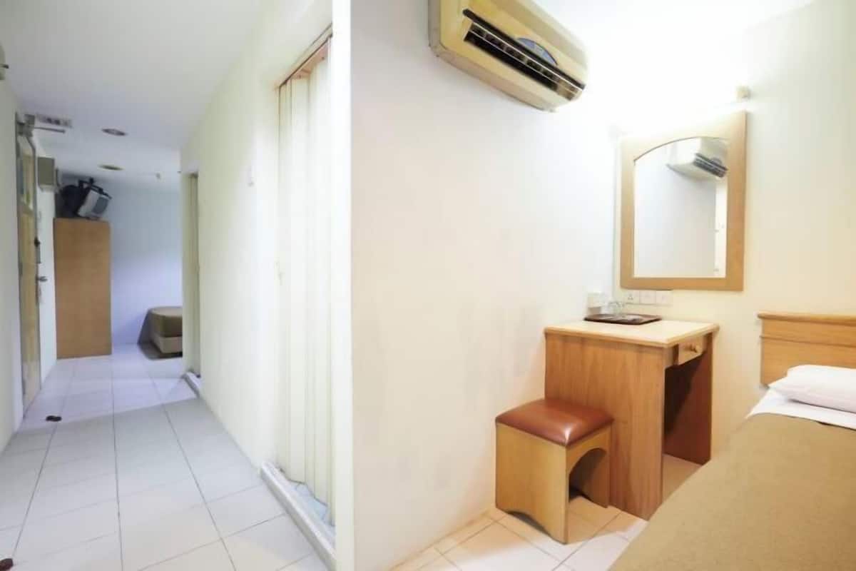 1 bedroom, premium bedding, in-room safe, desk