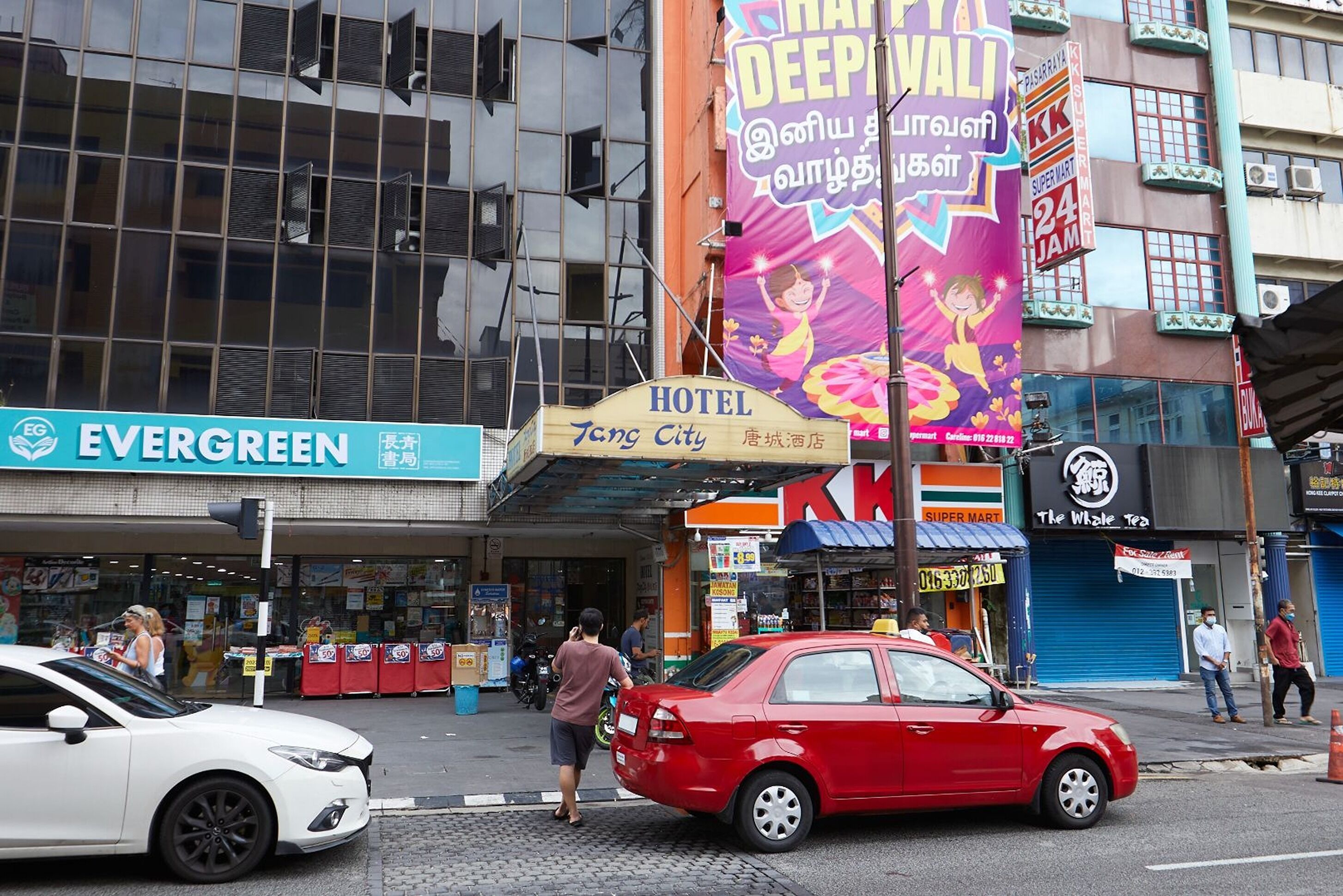 A hotel with a sign indicating it's in Tong City.
