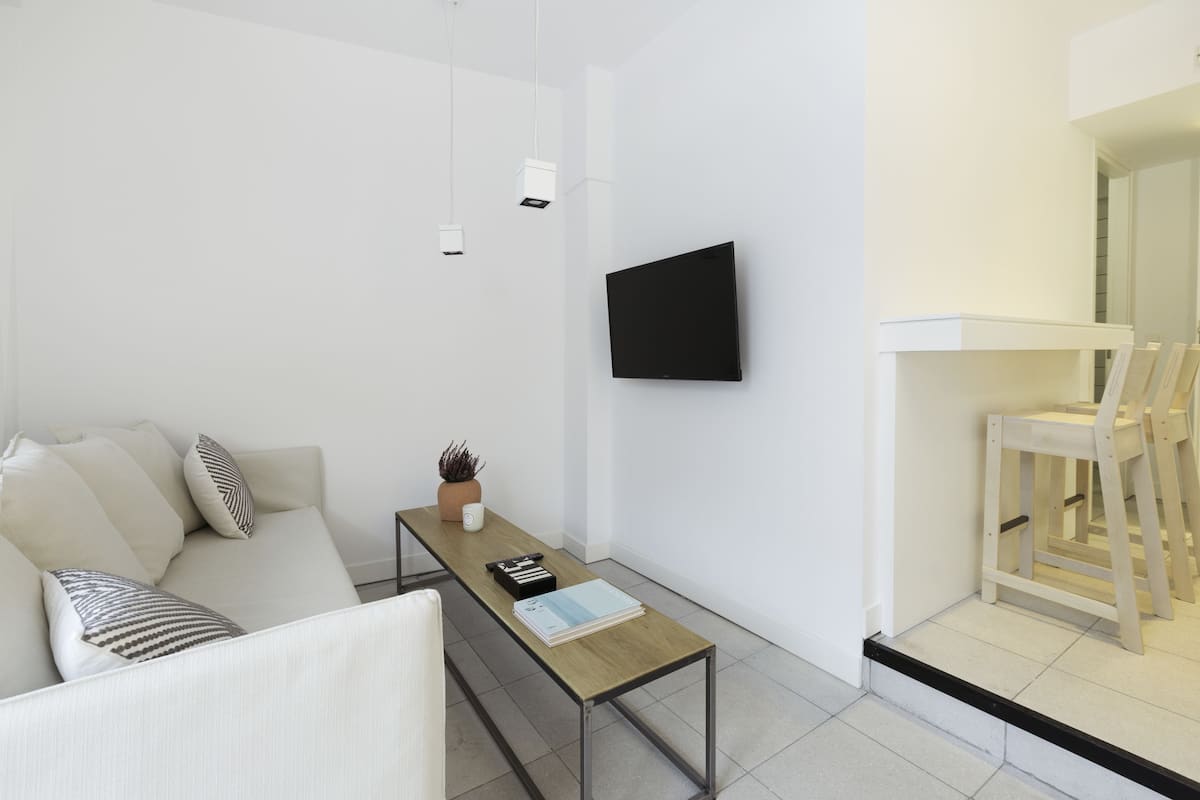 Studio classique, balcon, vue sur la ville | Coffre-fort, bureau, rideaux d’obscurcissement, système d’insonorisation