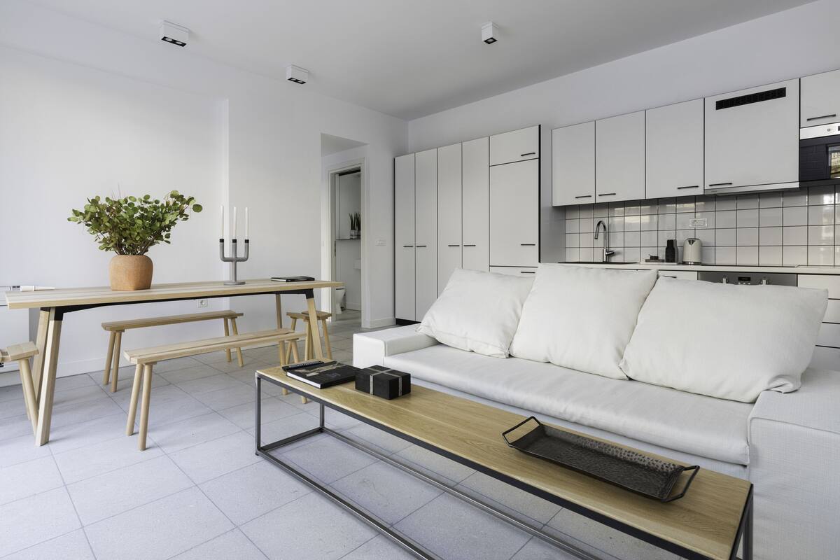Appartement, 2 chambres, balcon, vue sur la ville | Aire de séjour | Téléviseur à écran plat
