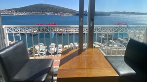 Deluxe Tek Büyük Yataklı Oda, Deniz Manzaralı | Mısır pamuklu çarşaf takımı, kaliteli yatak takımı, odada kasa, masa