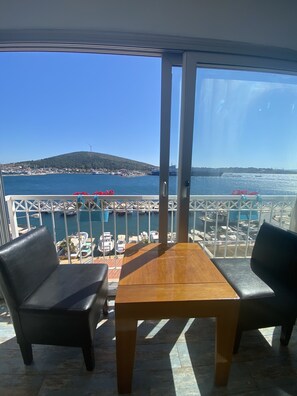 Deluxe-Doppelzimmer, Meerblick | Bettwäsche aus ägyptischer Baumwolle, hochwertige Bettwaren, Zimmersafe