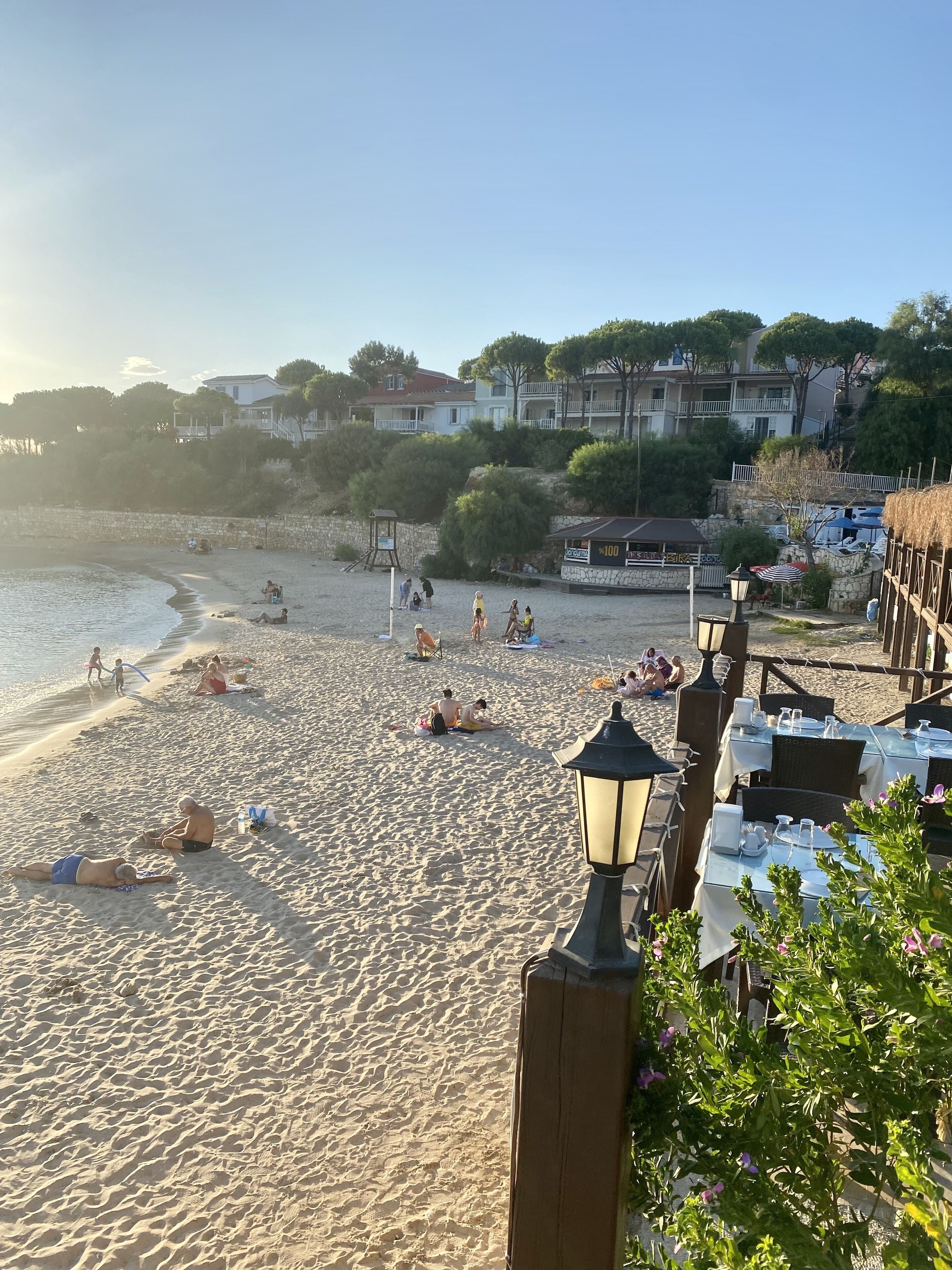 Una spiaggia nelle vicinanze, sabbia bianca, un bar sulla spiaggia