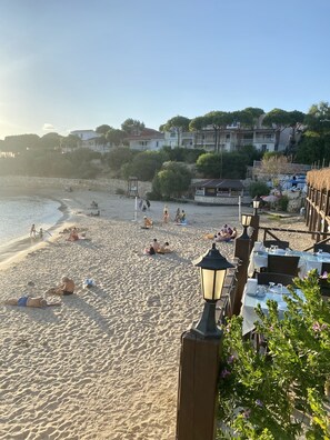 In Strandnähe, weißer Sandstrand, Strandbar