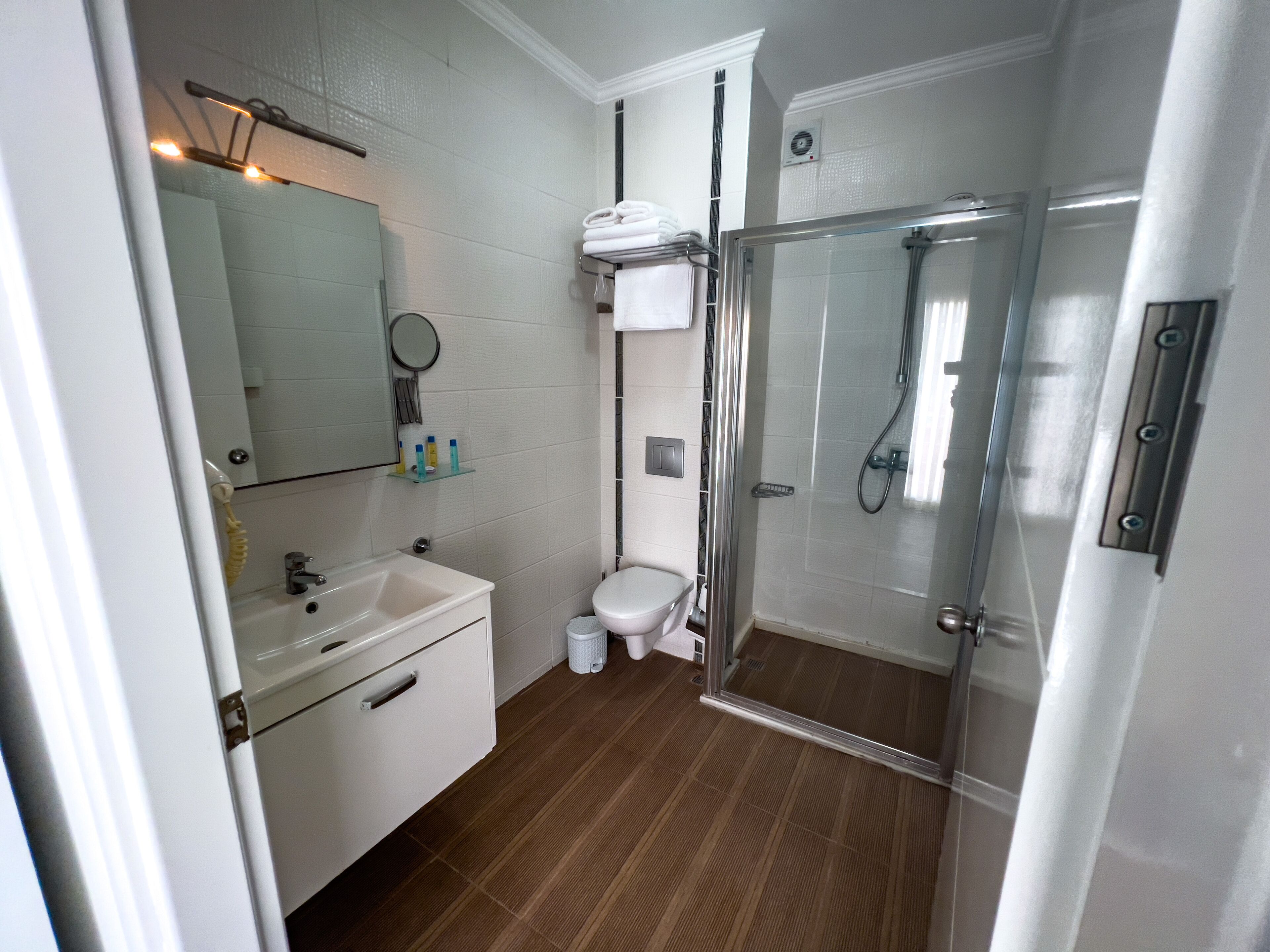 deluxe double room, balcony, sea view | bathroom | shower, free toiletries, hair dryer, slippers