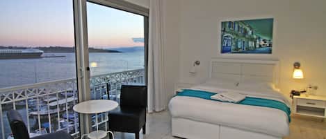 Deluxe Tek Büyük Yataklı Oda, Deniz Manzaralı | Mısır pamuklu çarşaf takımı, kaliteli yatak takımı, odada kasa, masa
