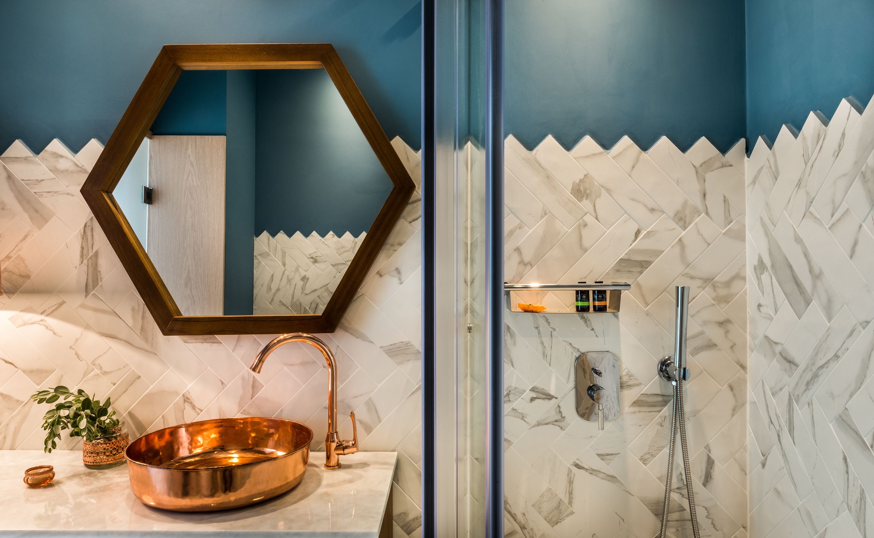 combined shower/bathtub, rainfall showerhead, free toiletries