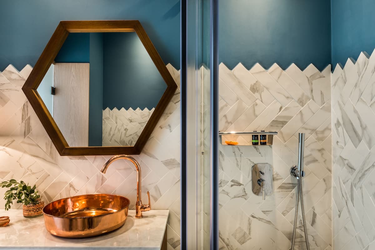 combined shower/bathtub, rainfall showerhead, free toiletries