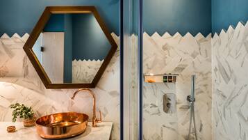Combined shower/tub, rainfall showerhead, free toiletries, hair dryer