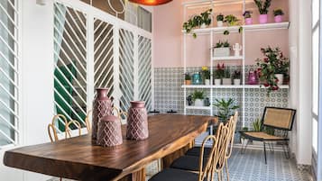 44-inch flat-screen TV with digital channels, TV, Netflix