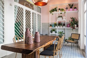 Een 44-inch flatscreentelevisie met digitale zenders en televisie