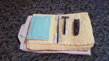 淋浴/盆浴组合、深泡浴缸、免费洗浴用品、吹风机