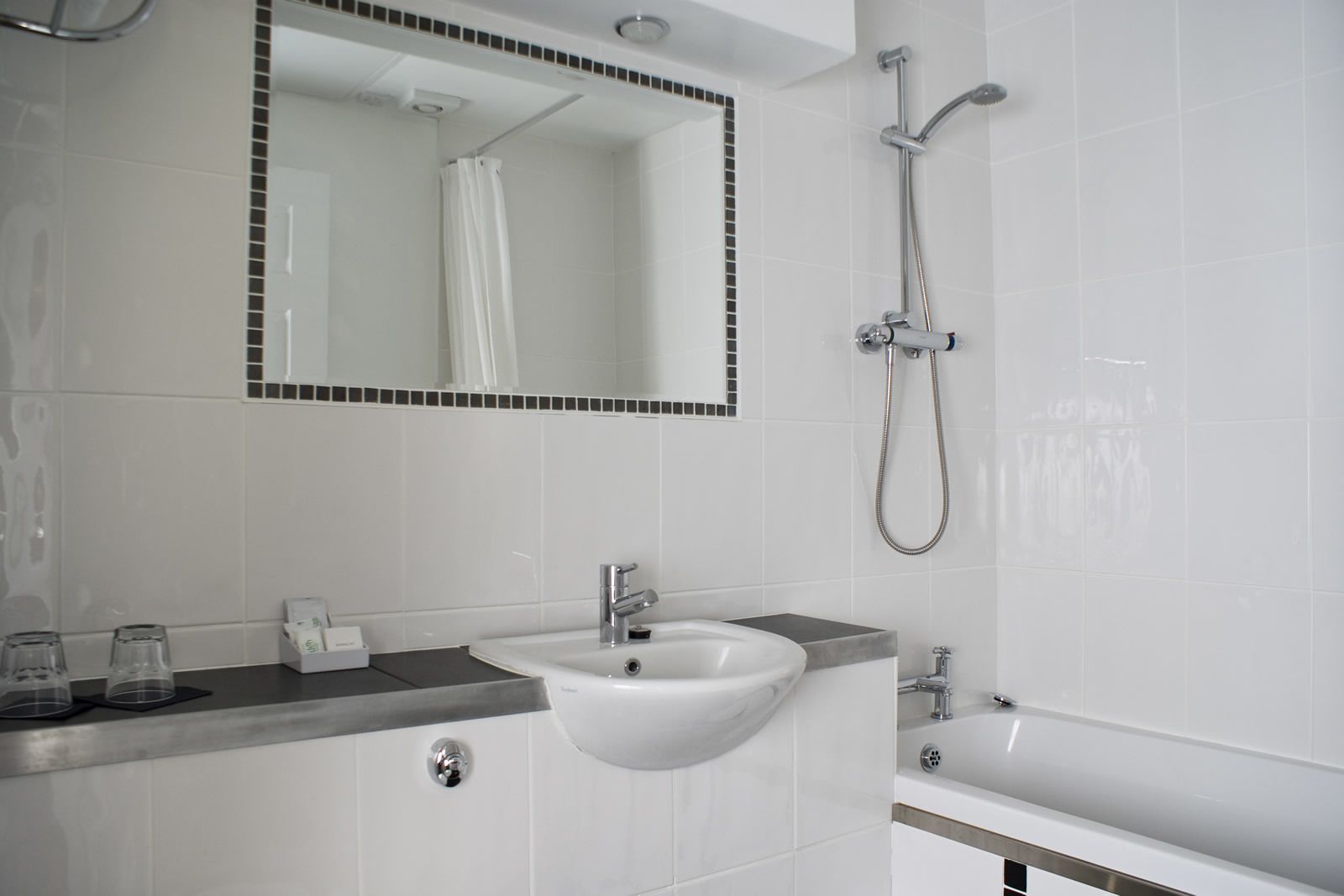 double room | bathroom | combined shower/bathtub, free toiletries, hair dryer, slippers