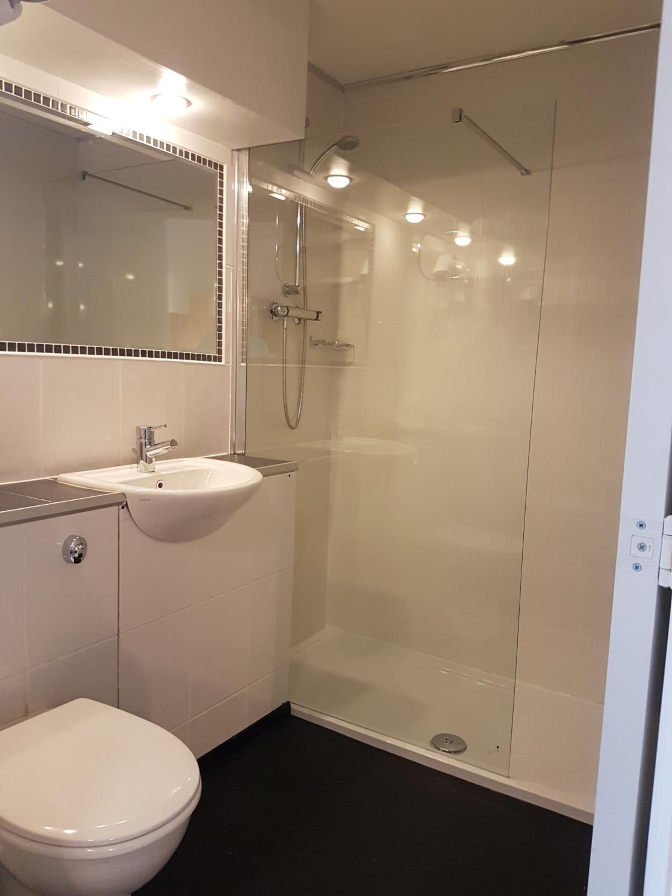 combined shower/bathtub, free toiletries, hair dryer, slippers
