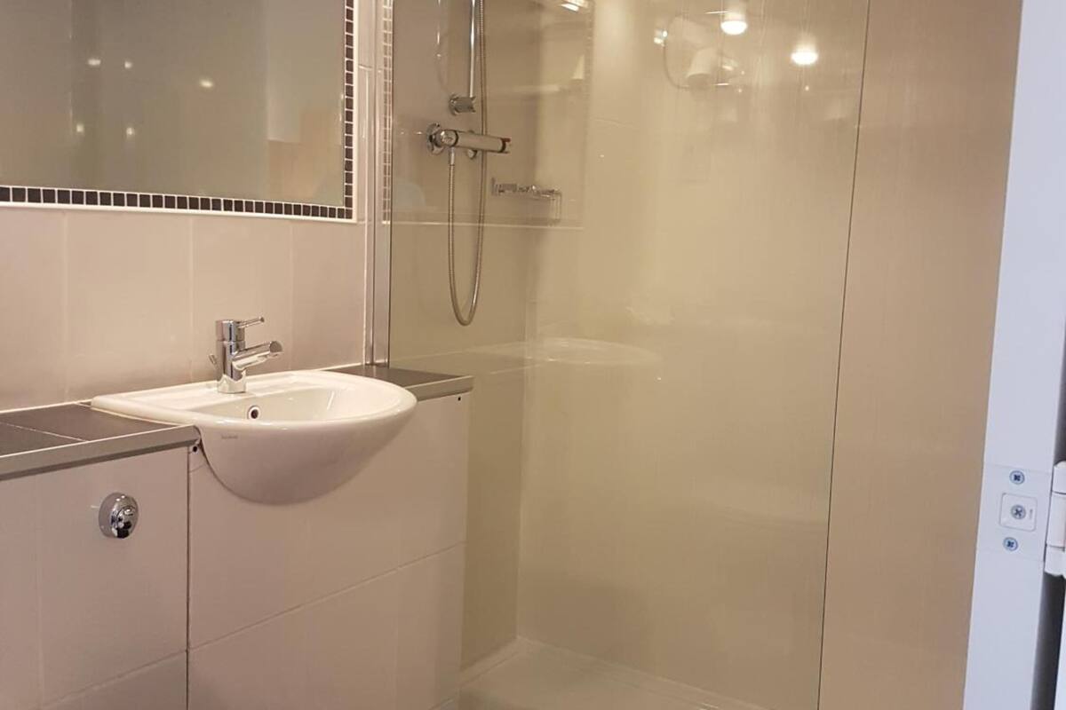 combined shower/bathtub, free toiletries, hair dryer, slippers