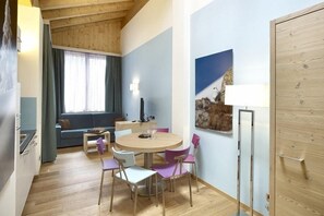 Standard Apartment, 2 Bedrooms | Ruang tamu | 32 inci televisyen skrin rata dengan satelit, TV 