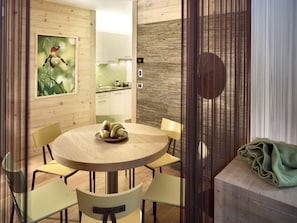 舒适公寓, 2 间卧室 | 起居区 | 32-英寸纯平电视 (配备卫星频道)、电视