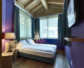 Peti besi dalam bilik, dilengkapkan perabot secara berasingan 