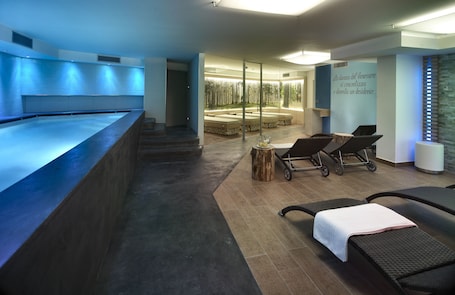 Indoor spa tub